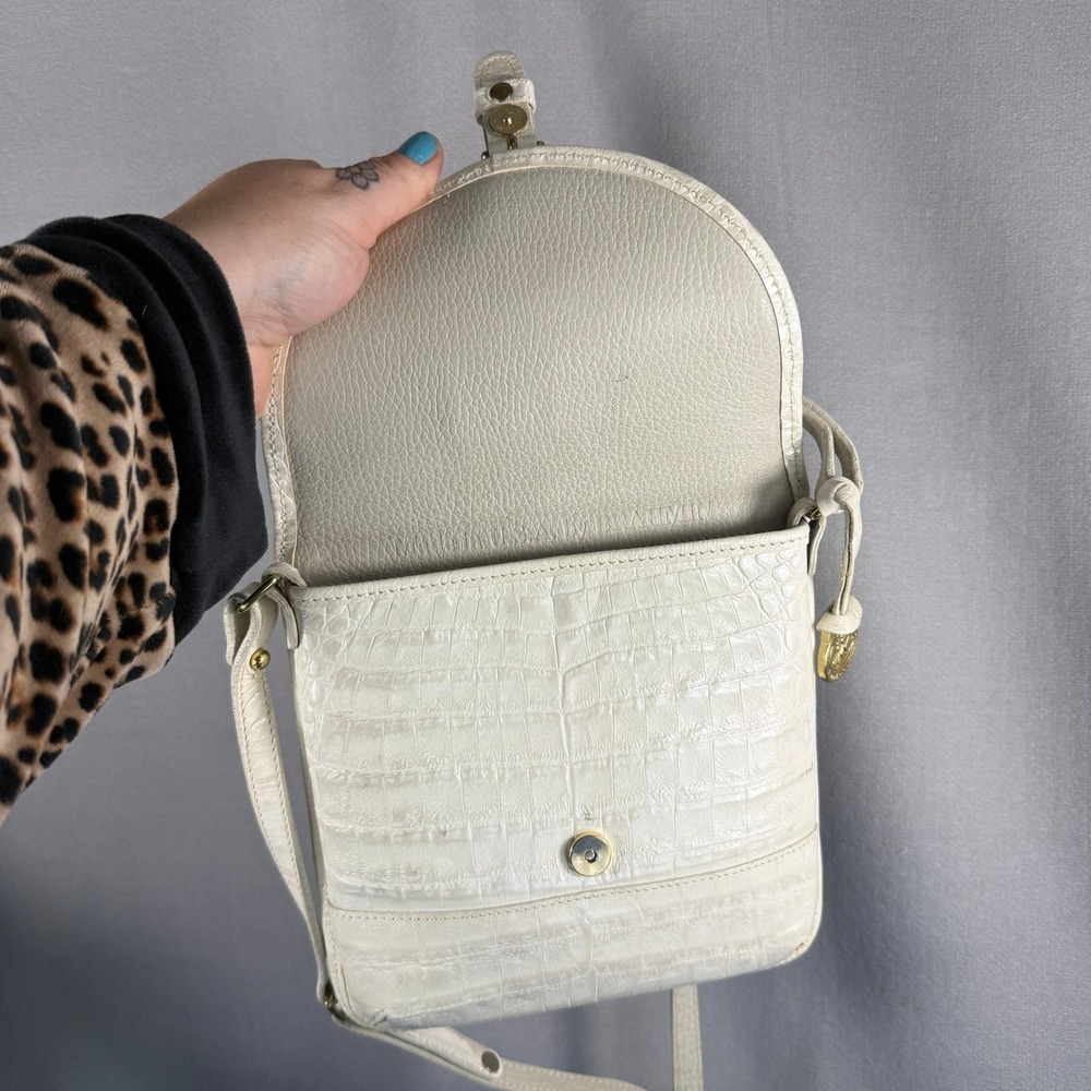 Vintage Brahmin USA Cream Croc Embossed Leather Crossbody Bag Brass Medallion - Picture 4 of 15